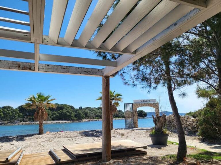 Magnific blue lagoon,speed boat towels included - Is It Worth the Price?