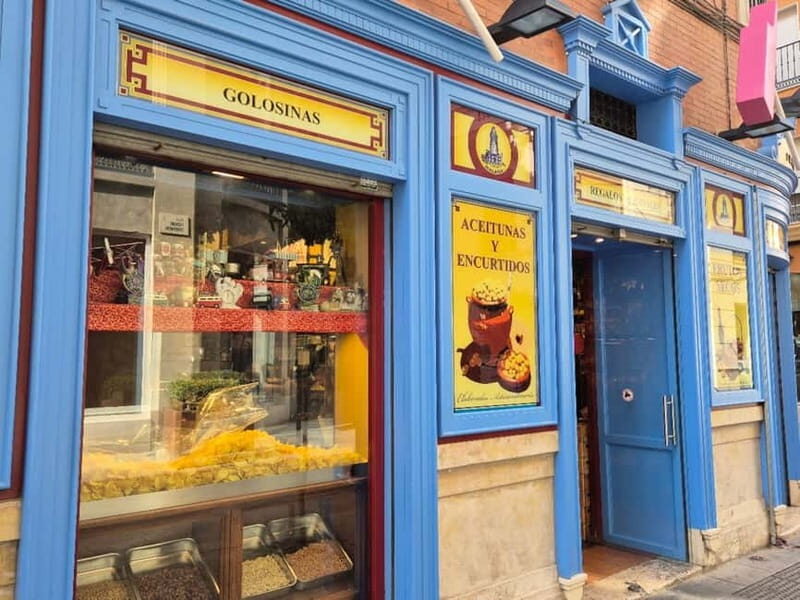 Málaga: Highlights Walking Tour with Drinks and Tapas - Discovering Málaga’s Top Attractions