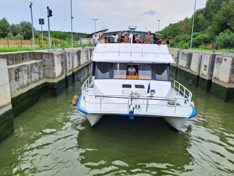 Mantua: Boat trip with a tour guide from the park to the port with the water lift - A Closer Look at the Mantua Boat Trip