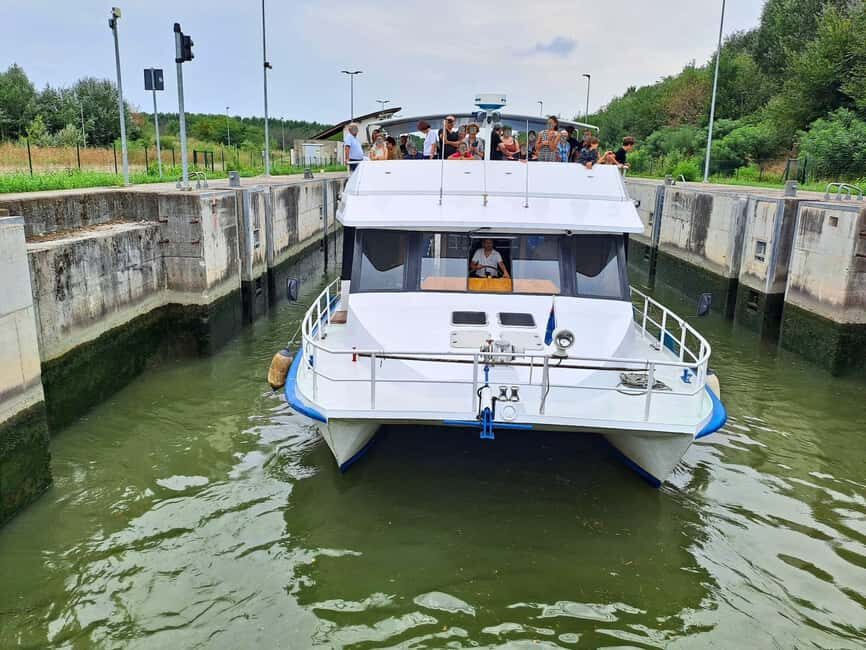 Mantua: Boat trip with a tour guide from the park to the port with the water lift - A Closer Look at the Mantua Boat Trip
