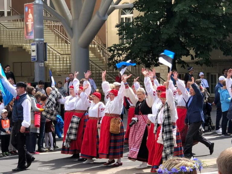 Medieval Tallinn 2-Hour Old Town Walking Tour - Why Guides Make the Difference