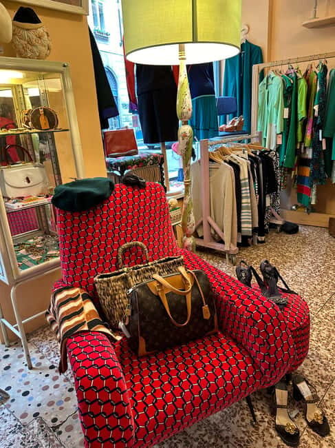 Milan: The Ultimate Vintage Shopping Guidebook - Weekly Market Guide: How to Make the Most of Your Time