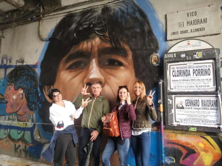 Napoli centro storico - tour in Italiano - Via San Gregorio Armeno: The Artisan’s Lane