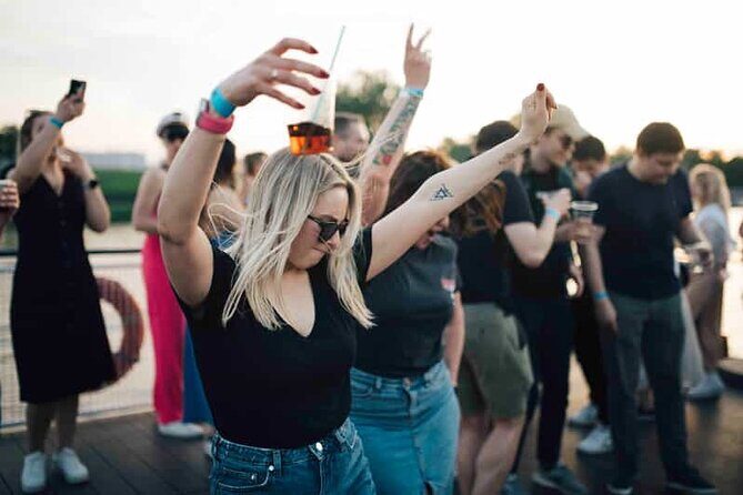 New York City Blue Booze Cruise Experience - The onboard experience: Atmosphere and amenities