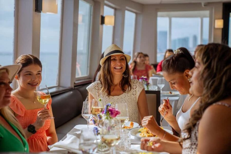 Newport Beach: Champagne and Brunch Buffet City Cruise - The Dining Experience