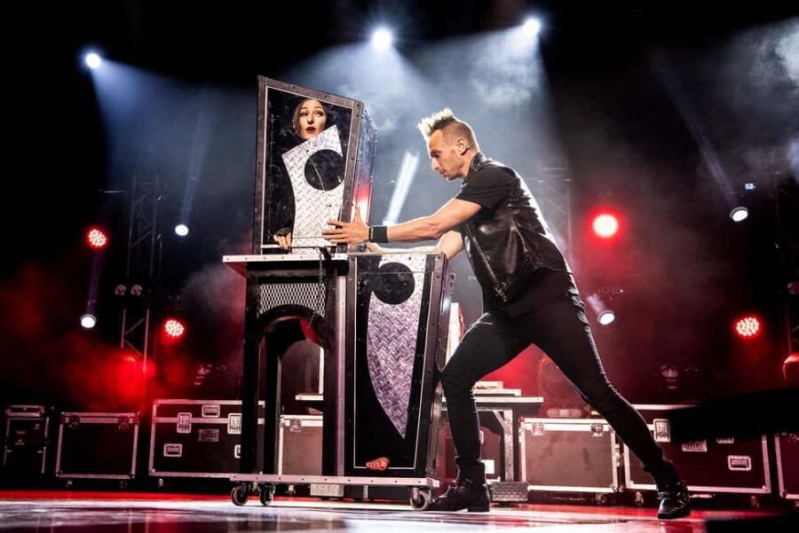 Niagara Falls, USA: Magic Theatre - Illusionist Leon Etienne - The Experience Overview