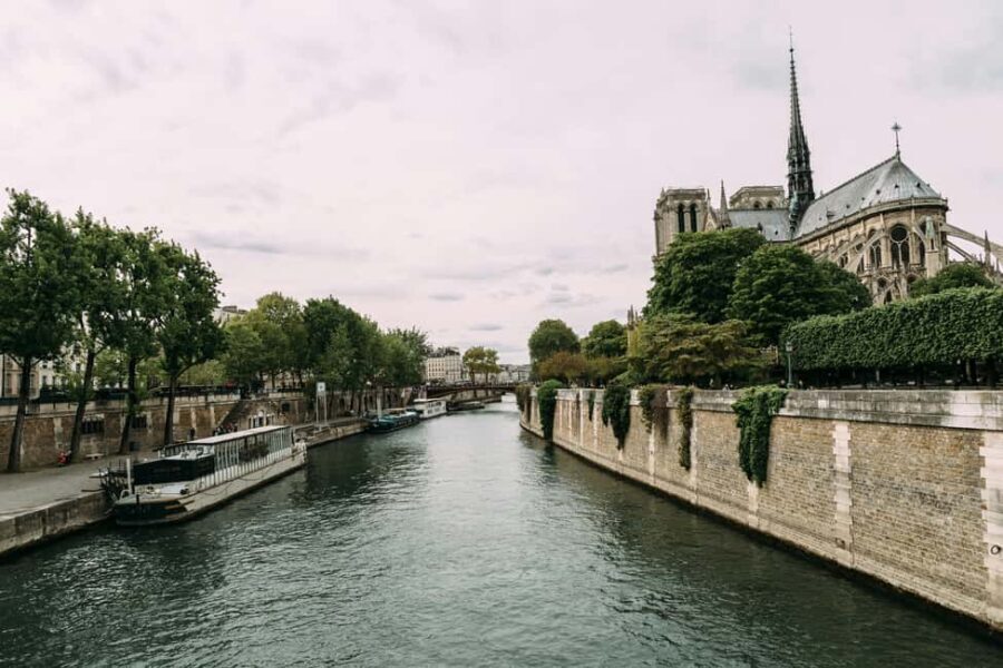 Notre-Dame Tour with Host or AudioGuide + Optional Cruise - The Value of This Tour