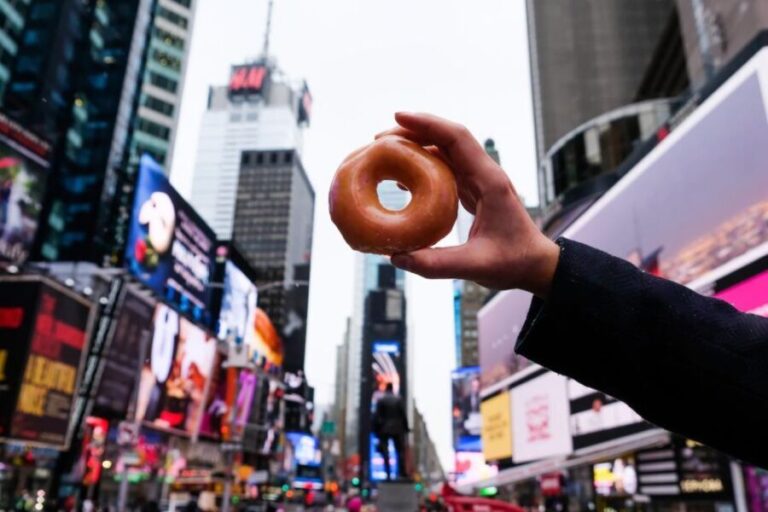 NYC: Midtown Holiday Donut and Hot Chocolate Adventure - Who Will Love This Tour?  