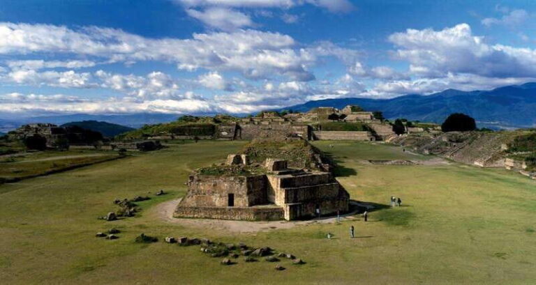 Oaxaca de Juarez: Monte Alban Half-Day Tour - Discovering Monte Albán: What You Can Expect