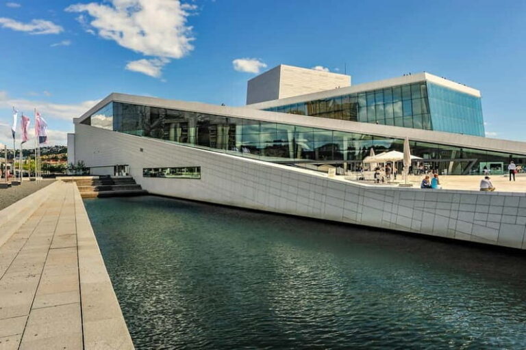 Oslo: City Tour with Traditional Norwegian Lunch or Dinner - The Culinary Experience: Norwegian Food in a Family-Owned Restaurant