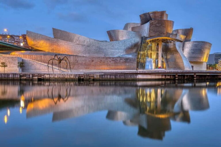 Outdoor guided visit and access to Guggenheim Museum (ES) - Why Choose This Guggenheim Tour?