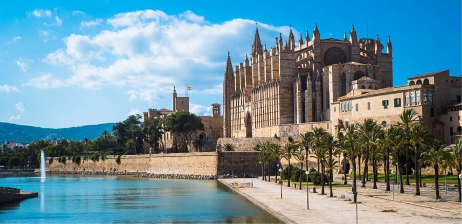 Palma de Mallorca: Walking Tour and Cathedral with Pastry - Exploring Plaça Major and Surroundings