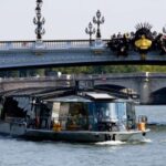 Paris: Festive Paris Lunch Cruise on Christmas Day - The Experience in Detail