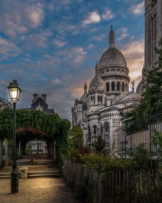 Paris: Montmartre Highlights Walking Tour with a Local Guide - Detailed Breakdown of the Itinerary