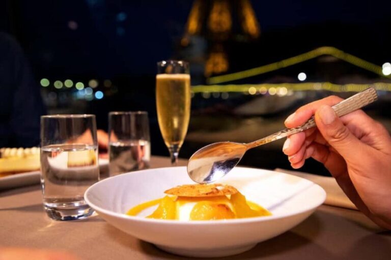 Paris: Seine Cruise in Paris with 5-Course Christmas Dinner - The Itinerary in Detail