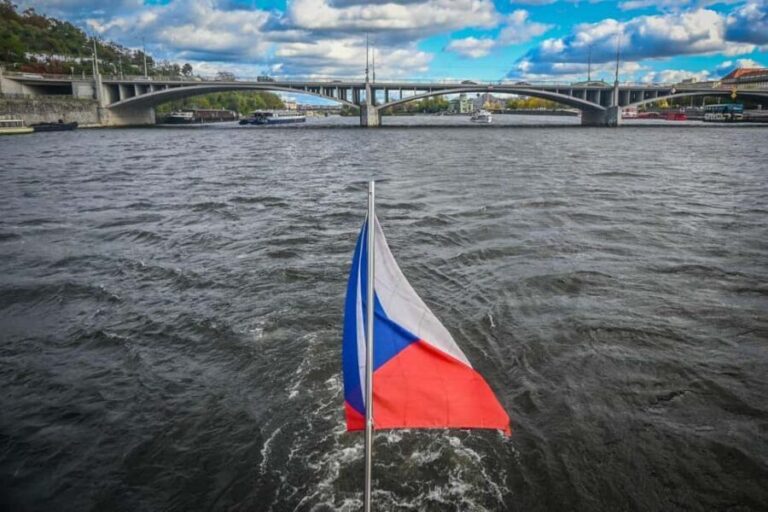 Prague: Vltava River Cruise with Jazz Music and Commentary - Setting the Scene: What to Expect on the Vltava River Cruise