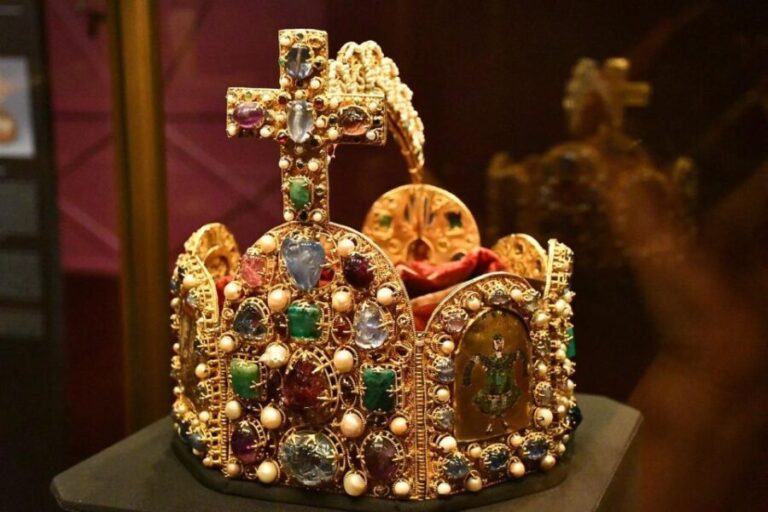Private Tour: Imperial Treasury Vienna - The Collection: Medieval Crowns and Royal Jewels