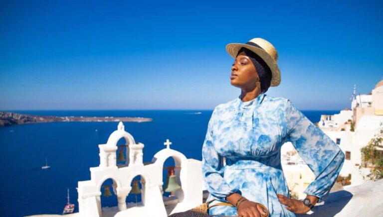 Santorini: 40-minute Photoshoot in Oia - The Experience Overview