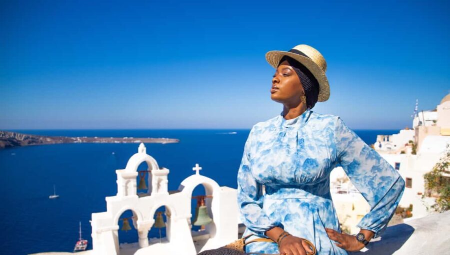 Santorini: 40-minute Photoshoot in Oia - The Experience Overview