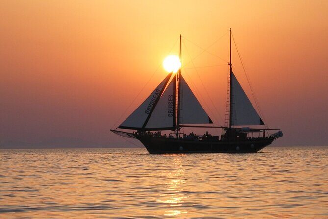 Santorini Sunset cruise - Logistics and Practical Tips