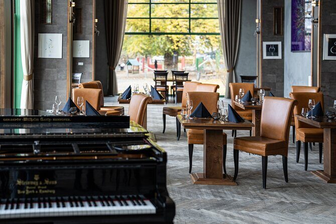 Sinatra Tribute Show and Dinner Experience in Manes - Who This Experience Suits Best