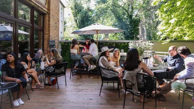 The Ultimate Berlin Golf Bar for Groups, Games & Good Times - The Experience in Detail