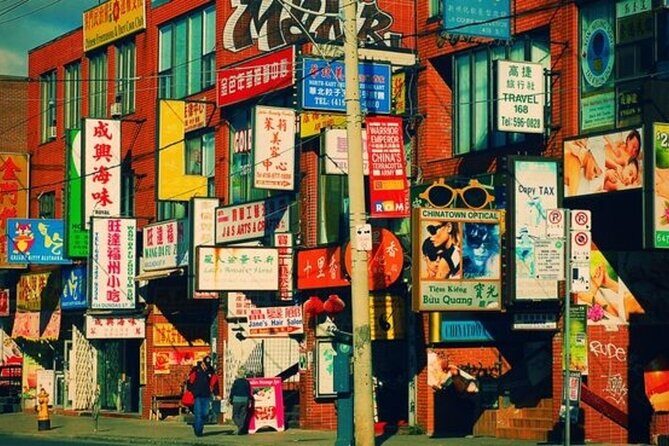 Toronto Must-See Attractions Walking Tour With A Guide - Exploring Toronto’s Neighborhoods: A Detailed Breakdown