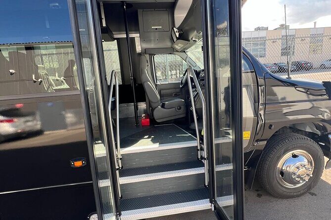 Transfer from Pearson Airport to Toronto by 24 Passenger Bus - Why Choose This Transfer?