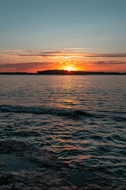 VRSAR: Night Boat Tour to Rovinj with Dolphin Watching - Returning Under the Stars: A Peaceful Nightcap