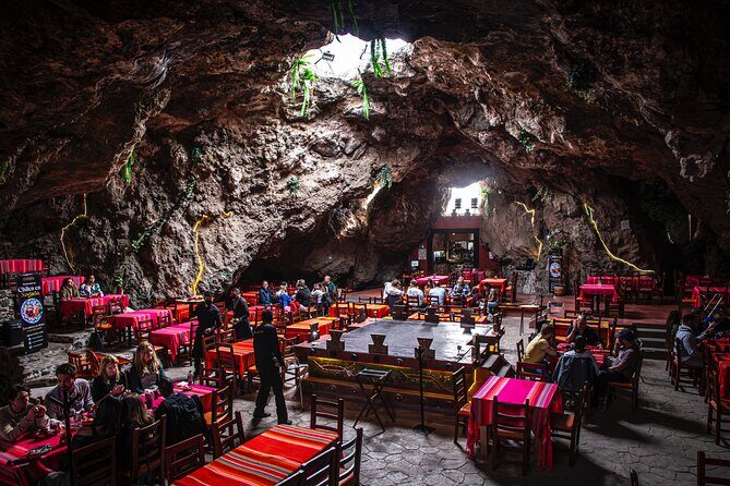 Guided tour in Teotihuacan + breakfast in Cueva + Transportation CDMX - Transportation and Group Size