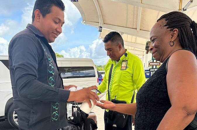 Private Minivan Departures from Hotels to Cancun Airport - Analyzing the Ride: What to Expect