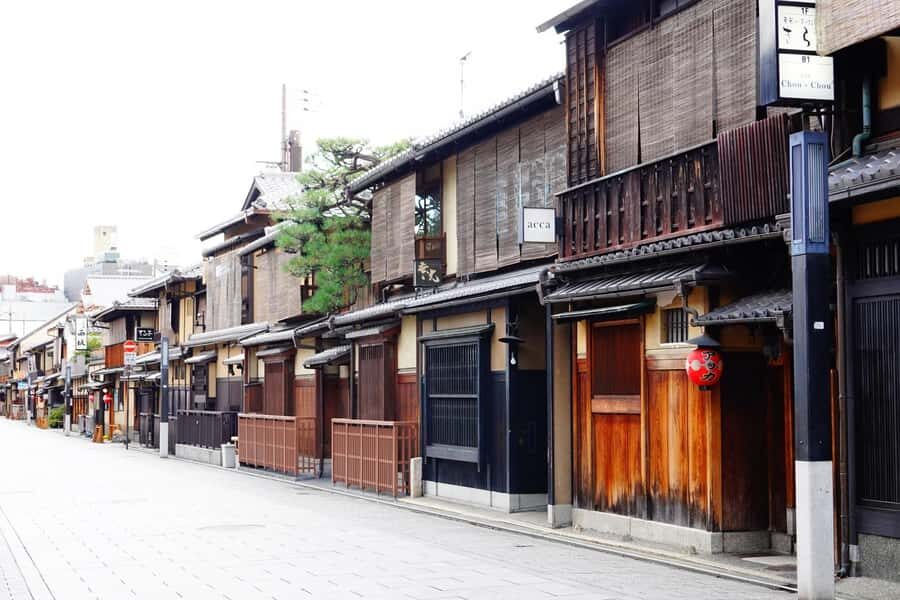 1.5h Private Gion Morning Walk : Quiet Kyoto Stories - A Closer Look at the Gion Private Walk