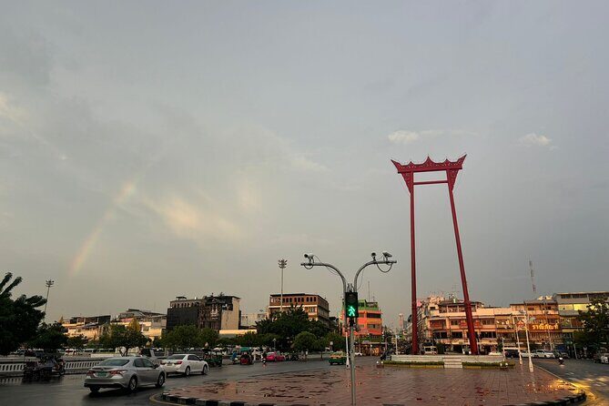 3 Remarkable Temples Walking Tour in Bangkok - Ascending the Golden Mount