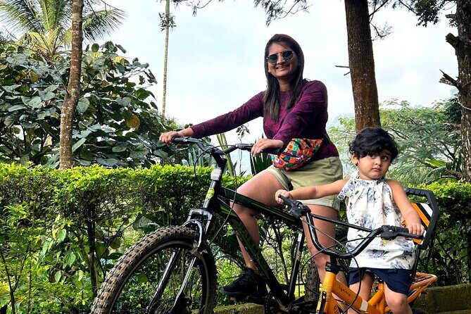 5 Days Kerala Luxury Tour Hills Beaches Houseboat and Heritage - Exploring the Kerala Experience: From Waterfalls to Houseboats