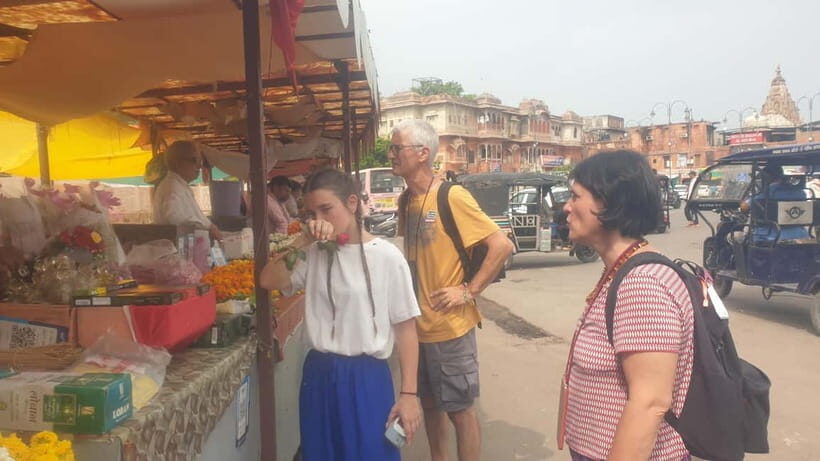 Agra: Markets & Street Food Walking Tour with Rickshaw Ride - Who Should Consider This Tour?