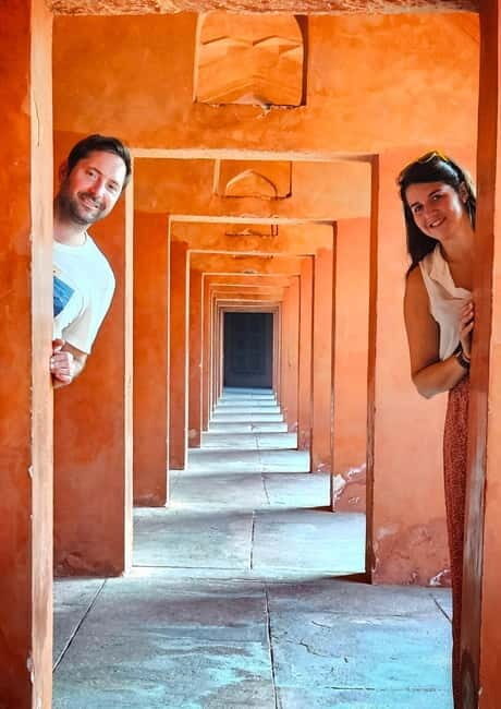 Agra: Taj Mahal and Agra Fort Skip-the-Line Guided Tour - Discovering the Taj Mahal: Beauty and Romance