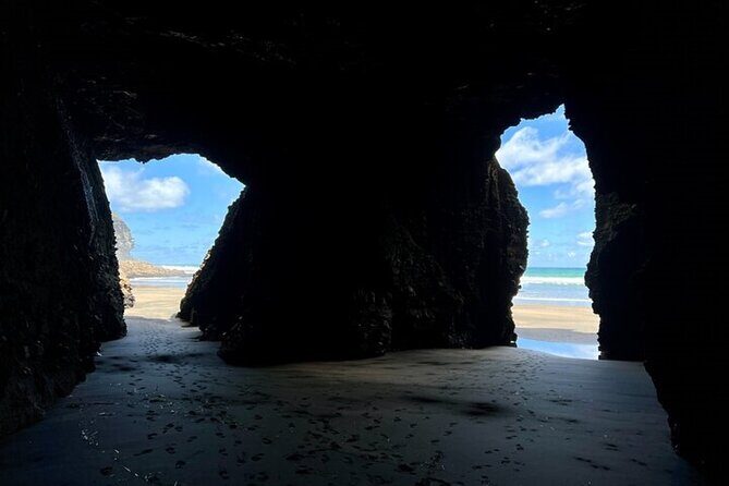 Auckland Natural Caves and Tunnels Private VIP Tour - Bethells Beach: Seaside Serenity and Coastal Drama