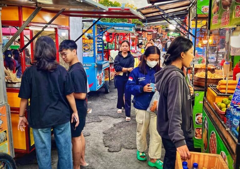 Bali: A Taste of Local Life with Over 15 Different Tastings - Tasting Bali’s Flavors: Street Snacks and Seasonal Fruits