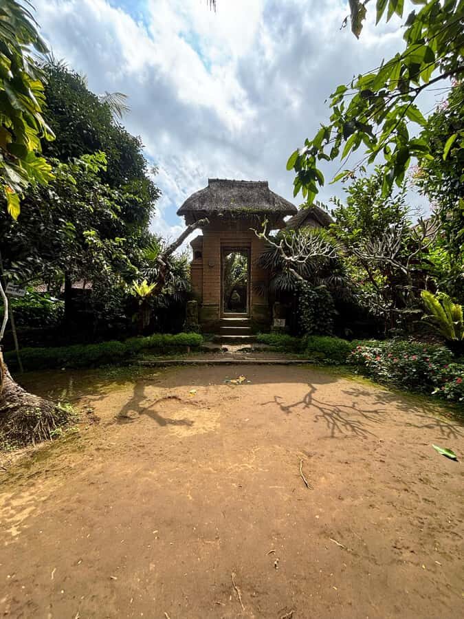 Bali: Ancient Balinese Houses and Mengening Temple Tour - Visiting Mengening Temple: A Spiritual Sanctuary