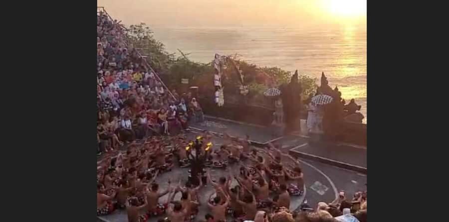 Bali: Tour Uluwatu Tample, Tanah lot Tample, Tanah Barak - The Journey: Logistics, Guides, and Group Size