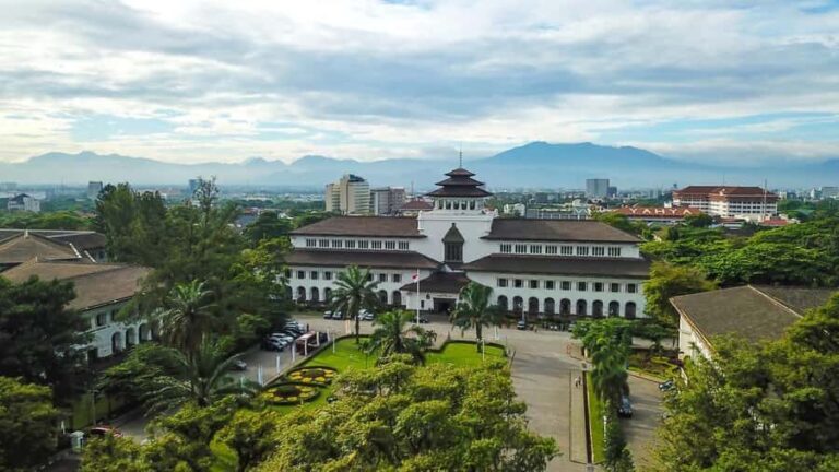 Bandung Cultural Walk: Riverfront to Market Streets - What to Expect: The Experience on the Ground