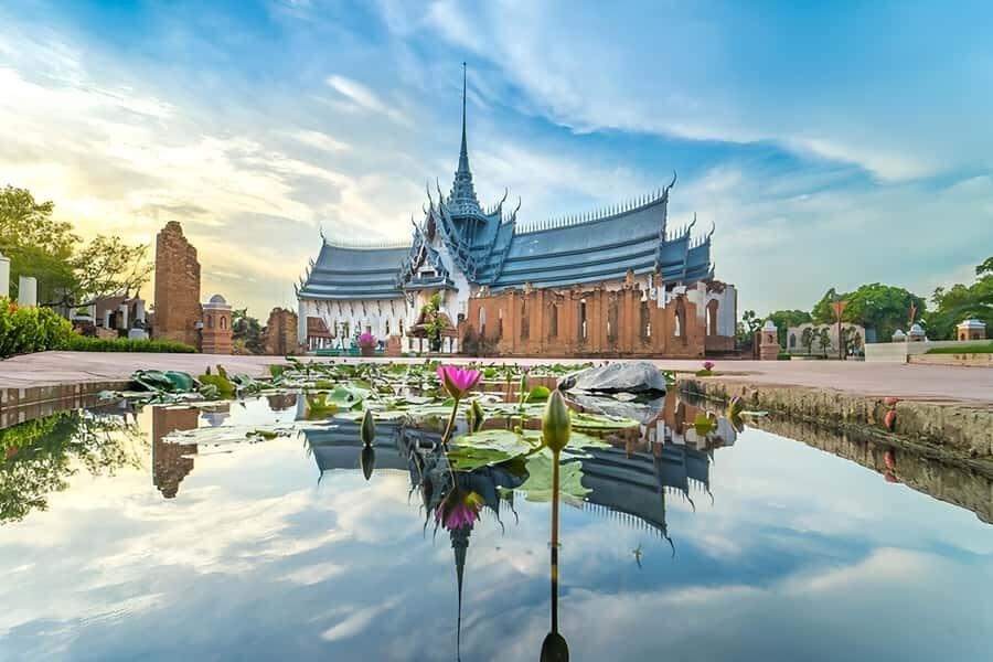 Bangkok: Ancient City & Erawan Museum & River Dinner Cruise - A Feast for the Senses: Buffet Lunch