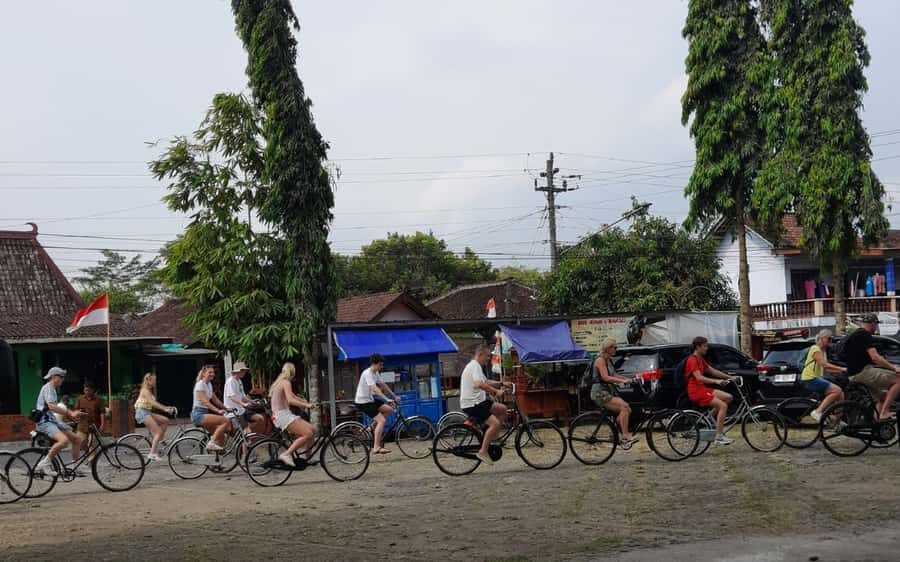 Borobudur: Guided Countryside Cycling Tour with Tastings - Authentic Interactions with Local Villagers