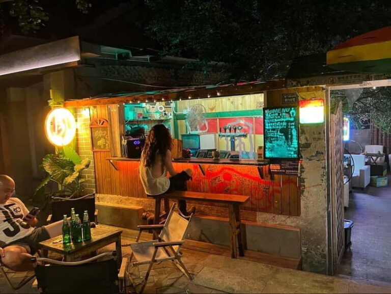 Chengdu: Baba-tea, Hotpot & Bar Local Lifestyle Tour - Who Should Consider This Tour?