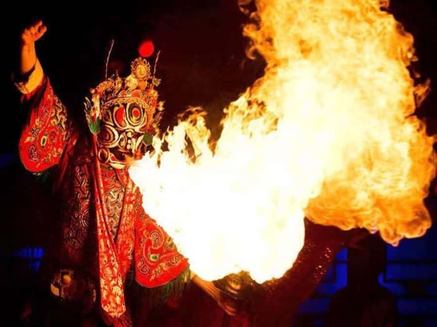 Chongqing: Face-Changing & Tea Art Show with Cultural Craft - Participating in a Cultural Craft