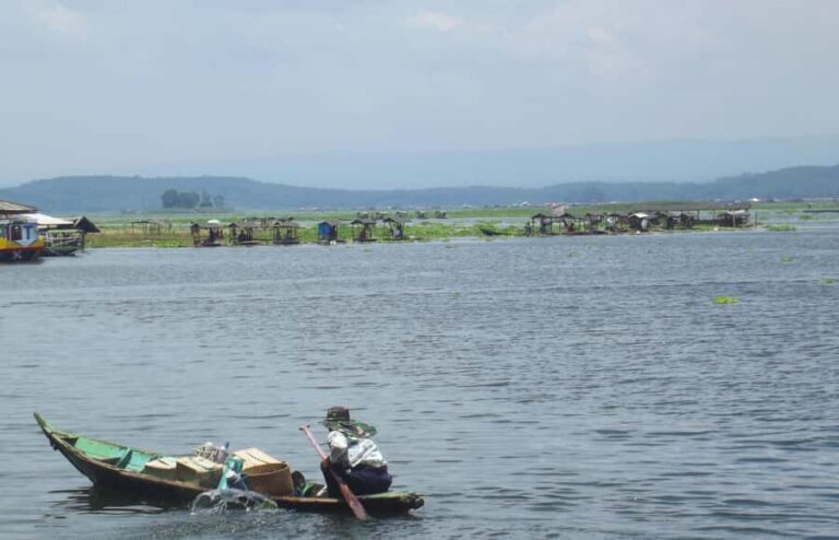 Cianjur : Floating Village, Boat Ride, Floating house - The Fish Nibble Massage Experience