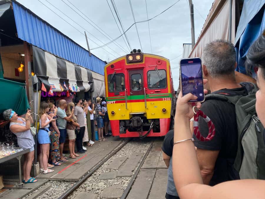 Damnoen : Train Market,Canal Life & Suspension Bridge Scenic - Deep Dive: The Itinerary Breakdown