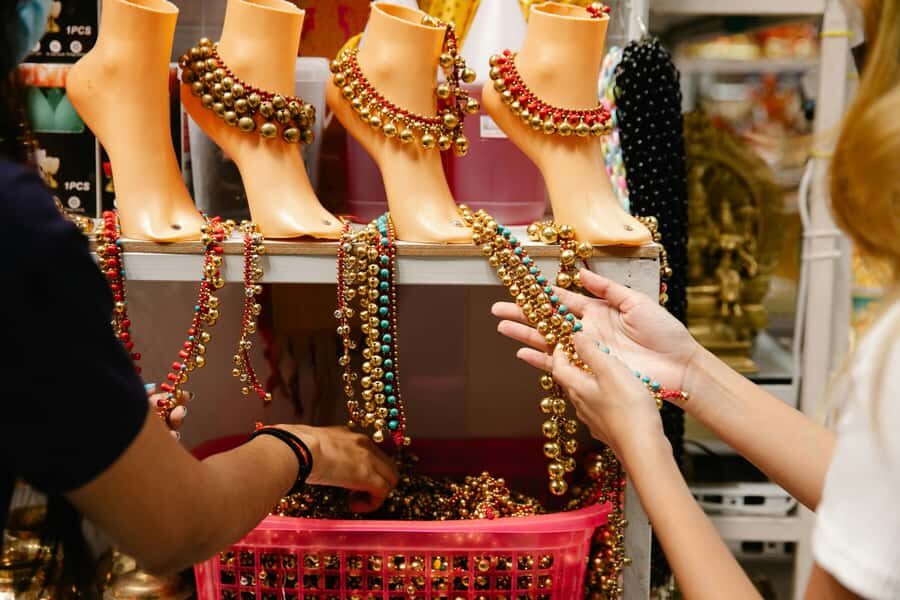 Delhi: Private Guided Shopping Tour with Rickshaw Ride - Why This Tour Works Well