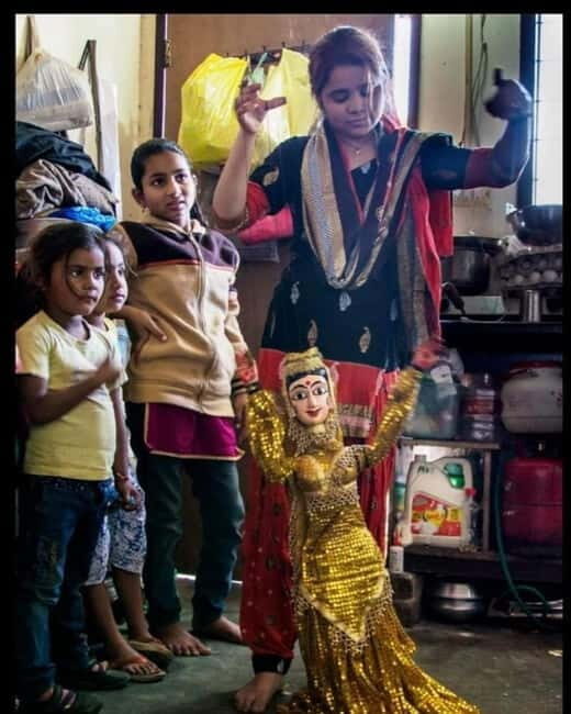 Delhi: Street Performers Walk Local Tour - Authentic and Thoughtful Encounters