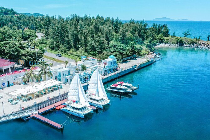 Discovery the Magnificent Son Tra Peninsula by Aphrodite S16 Yach - Relaxing on the Yacht